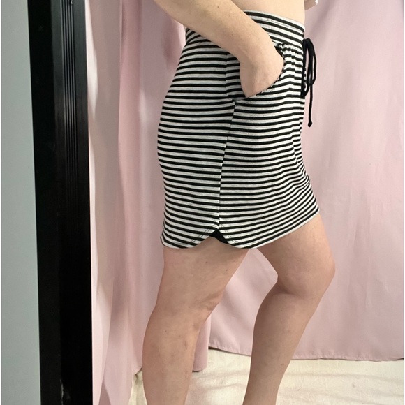 Mini skirt black and light grey striped with pockets stretchy. Made by ReneeC - Picture 4 of 7